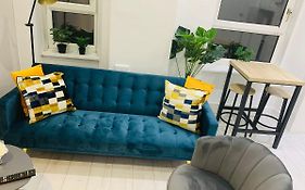 Cheerful 2 Bedroom Homely Apartment, Sleeps 6 Guest Comfy, 3X Double Bed, Parking, Free Wifi, Suitable For Business, Leisure Guest,Glasgow, Glasgow West End, Near City Centre